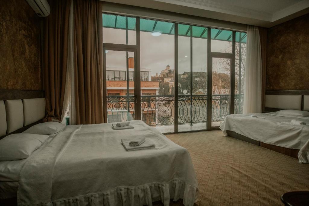 Discovery Hotel room 1